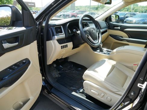 Used 2015 Toyota Highlander XLE AWD/4WD image 11