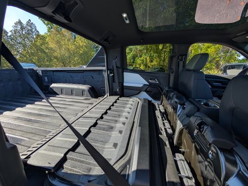 New 2025 Chevrolet Silverado EV RST image 31