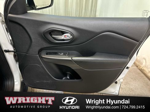 Used 2017 Jeep Cherokee Limited image 17