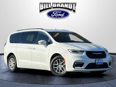 Used 2022 Chrysler Pacifica Touring-L w/ Uconnect Theater Family Group