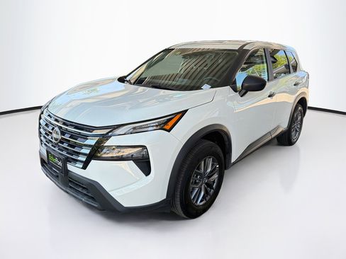 Used 2025 Nissan Rogue S AWD/4WD image 3