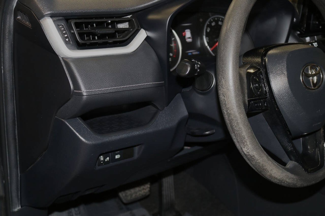 Used 2020 Toyota RAV4 LE w/ Carpet Mat Package AWD/4WD image 41