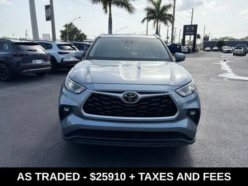Used 2022 Toyota Highlander XLE FWD image 2