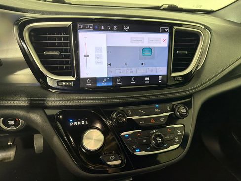 Used 2023 Chrysler Pacifica Touring FWD image 16