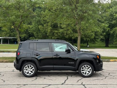 Used 2017 Jeep Renegade Latitude w/ Cold Weather Group AWD/4WD image 4