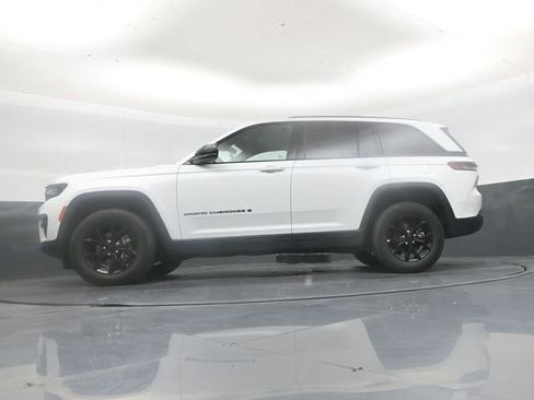 Used 2025 Jeep Grand Cherokee Altitude AWD/4WD image 42