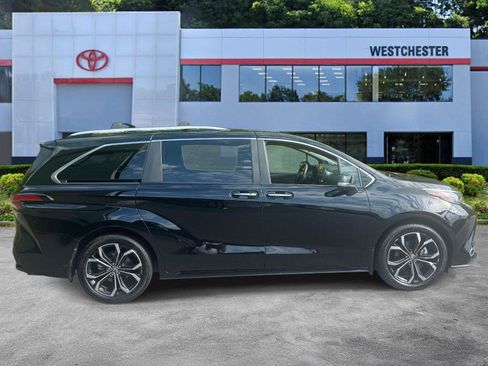 Certified 2025 Toyota Sienna Platinum FWD image 8