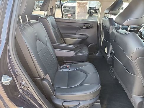 Used 2021 Toyota Highlander XLE AWD/4WD image 44