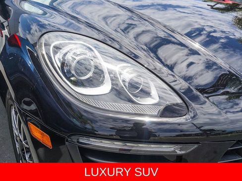 Used 2018 Porsche Macan AWD/4WD image 10