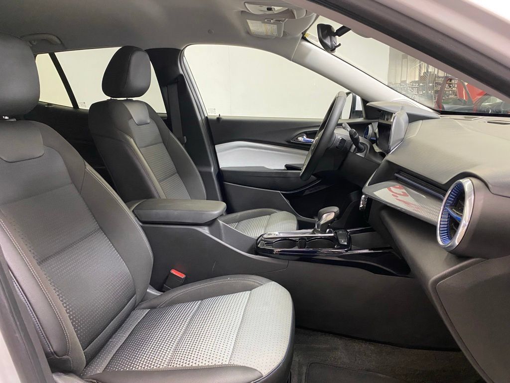 Used 2025 Chevrolet Trax LT w/ LT Convenience Package FWD image 13