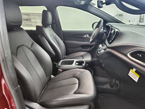 New 2026 Chrysler Pacifica Select AWD/4WD image 33