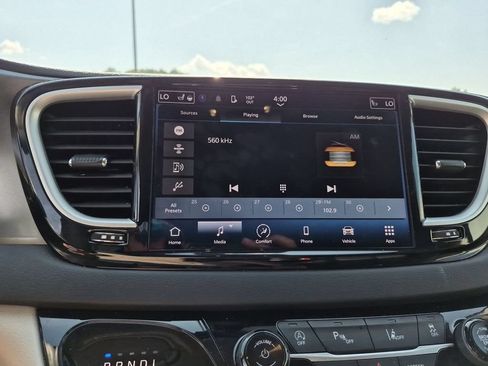 Used 2024 Chrysler Pacifica Touring-L FWD image 23