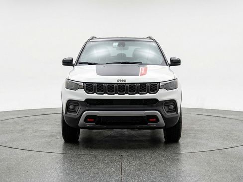 Used 2025 Jeep Compass Trailhawk AWD/4WD image 2