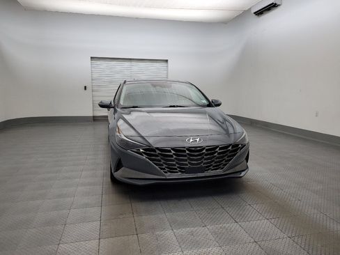 Used 2021 Hyundai Elantra Limited w/ Preferred Accessory Package FWD image 14