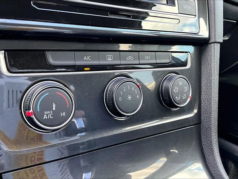 Used 2019 Volkswagen Golf S image 33