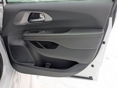 New 2026 Chrysler Pacifica Select FWD image 26