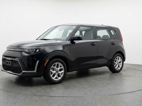 Used 2025 Kia Soul LX w/ LX Technology Package image 3
