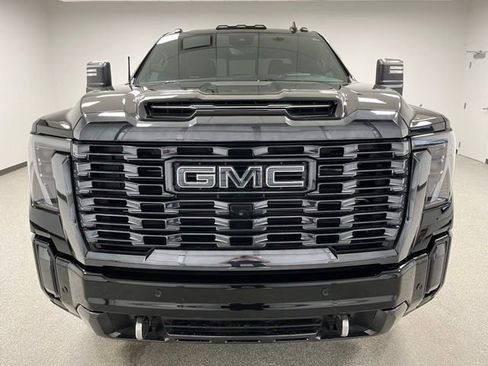 Used 2024 GMC Sierra 3500 Denali Ultimate AWD/4WD image 3