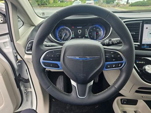 Used 2023 Chrysler Pacifica Touring-L FWD image 28