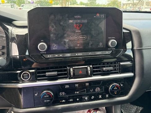 Used 2022 Nissan Pathfinder SV w/ SV Premium Package FWD image 17