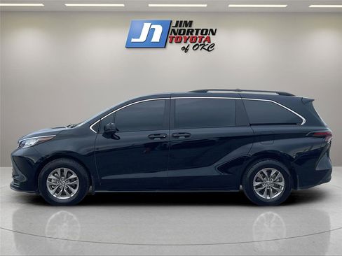 Used 2023 Toyota Sienna LE image 8