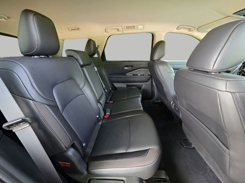 Used 2025 Nissan Pathfinder SL AWD/4WD image 10