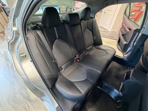 Used 2020 Toyota Camry SE FWD image 5