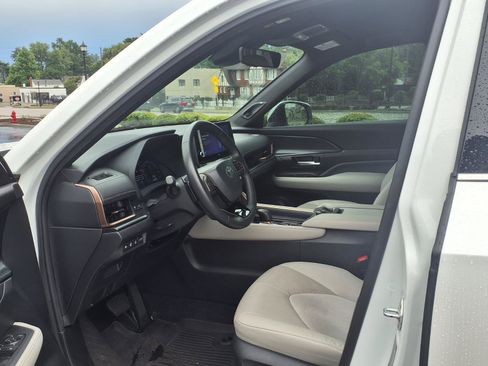 Used 2024 Toyota Grand Highlander AWD Hybrid image 22