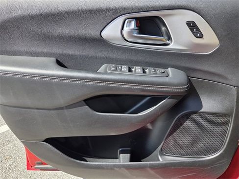 Used 2025 Chrysler Pacifica Limited image 29