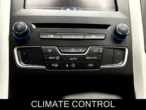 Used 2016 Ford Fusion SE FWD image 29