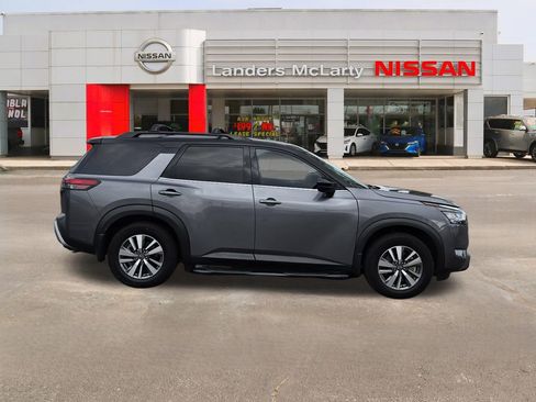Used 2022 Nissan Pathfinder SL image 2