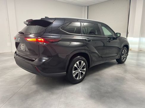 Used 2025 Toyota Highlander XLE FWD image 9