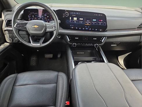 Used 2025 Chevrolet Suburban LT RWD image 12