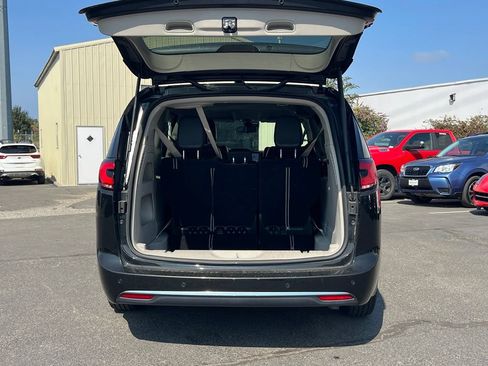 Used 2023 Chrysler Pacifica Touring-L FWD image 12