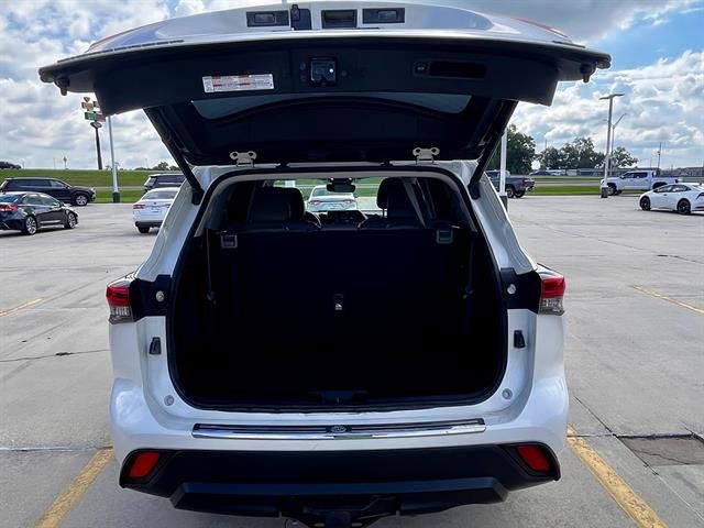 Used 2021 Toyota Highlander XLE FWD image 5