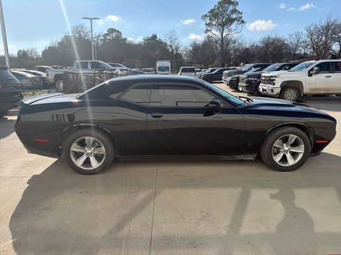 Used 2019 Dodge Challenger SXT image 5