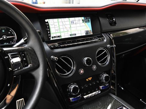 Used 2021 Rolls-Royce Cullinan Black Badge image 16