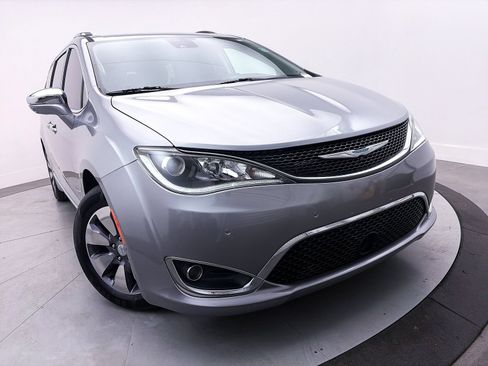 Used 2020 Chrysler Pacifica Limited w/ Advanced Safetytec Group FWD image 3