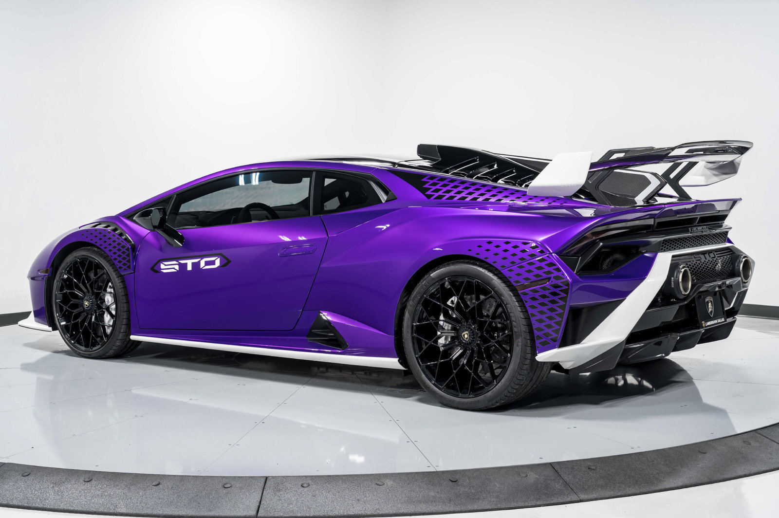 Used 2023 Lamborghini Huracan STO RWD image 5