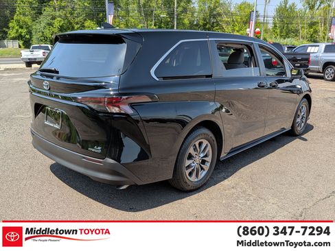 Used 2023 Toyota Sienna LE image 3