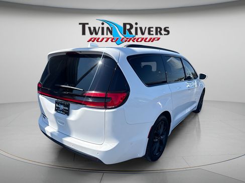 Used 2021 Chrysler Pacifica Touring-L w/ Uconnect Theater Family Group FWD image 4