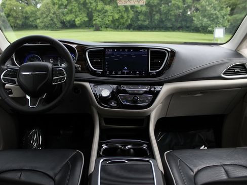 Used 2023 Chrysler Pacifica Limited FWD image 11