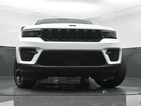 Used 2023 Jeep Grand Cherokee Altitude RWD image 27