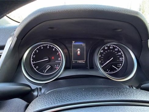 Used 2018 Toyota Camry LE image 29