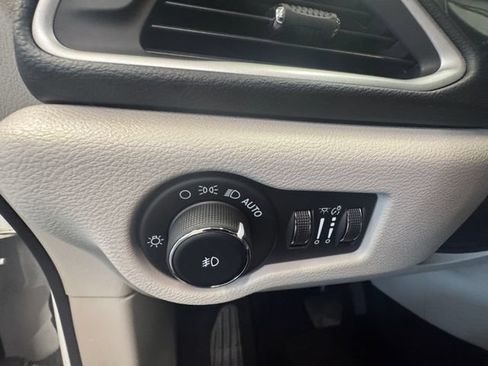 Used 2020 Chrysler Pacifica Touring-L FWD image 26