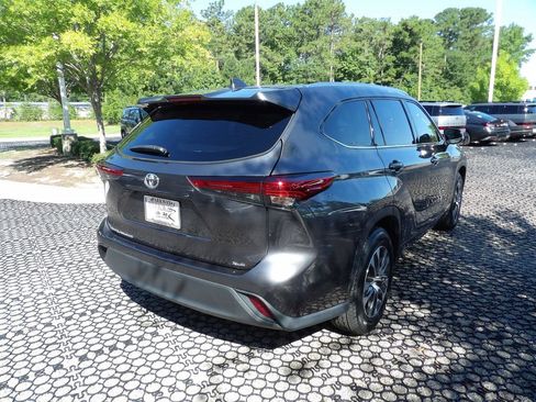 Used 2021 Toyota Highlander XLE FWD image 7