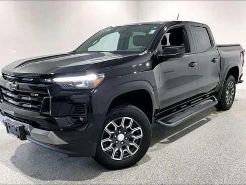 Used 2023 Chevrolet Colorado Z71 w/ Z71 Convenience Package 2 AWD/4WD image 3