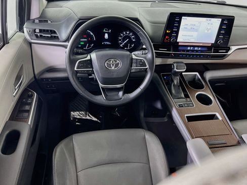 Used 2023 Toyota Sienna XLE FWD image 22
