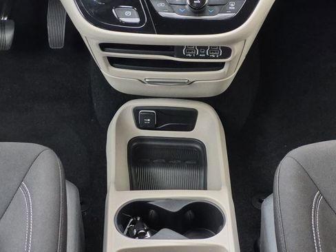 Used 2024 Chrysler Voyager LX image 10