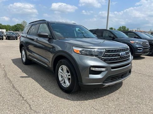 Certified 2023 Ford Explorer XLT w/ Equipment Group 202A AWD/4WD image 3